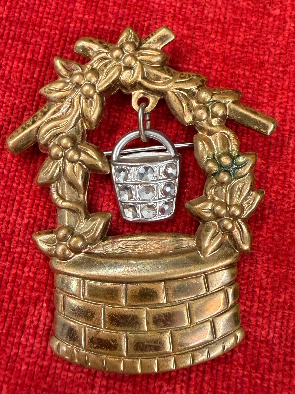 Vtg Wishing Well Garden Flowers Dangle Basket Gold Tone Brooch Pin  2' x 1 1/2'